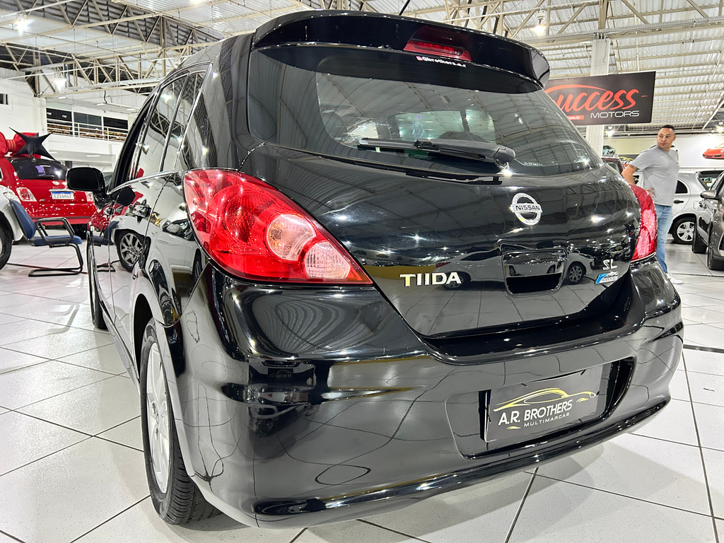 Nissan Tiida Preto