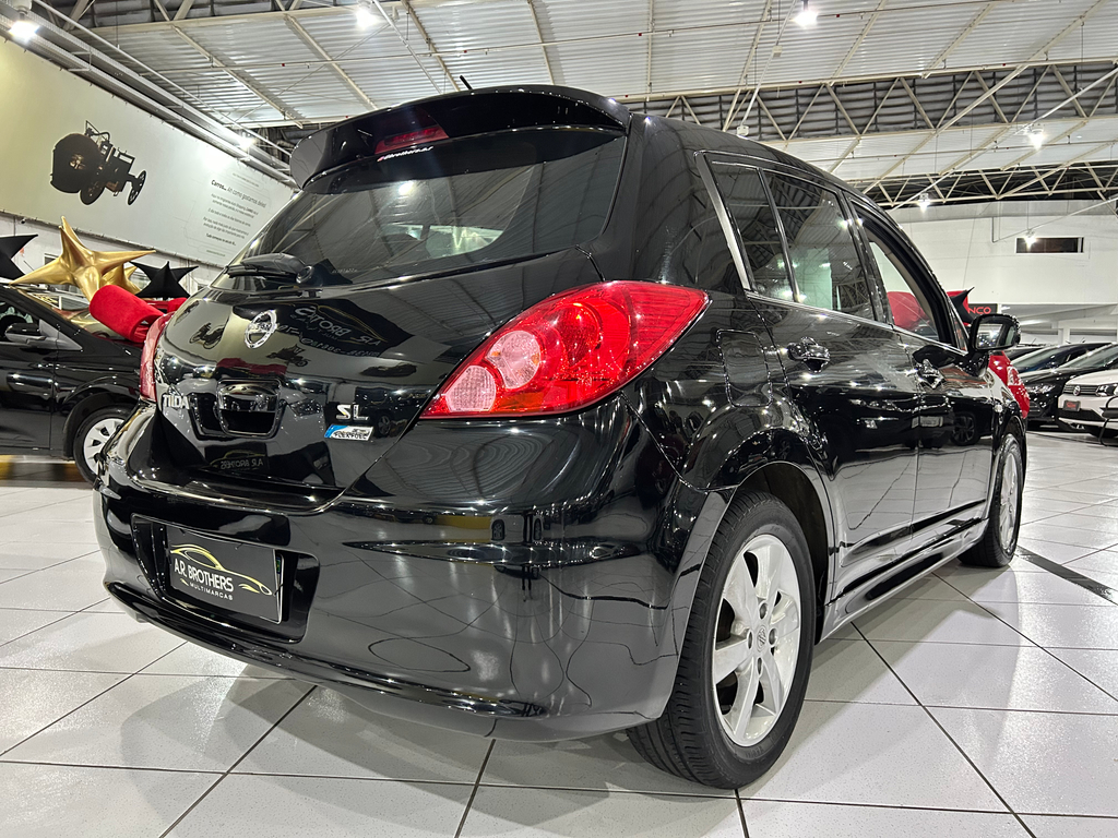 Nissan Tiida Preto
