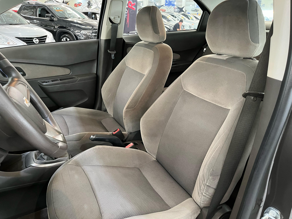 Chevrolet Cobalt Cinza