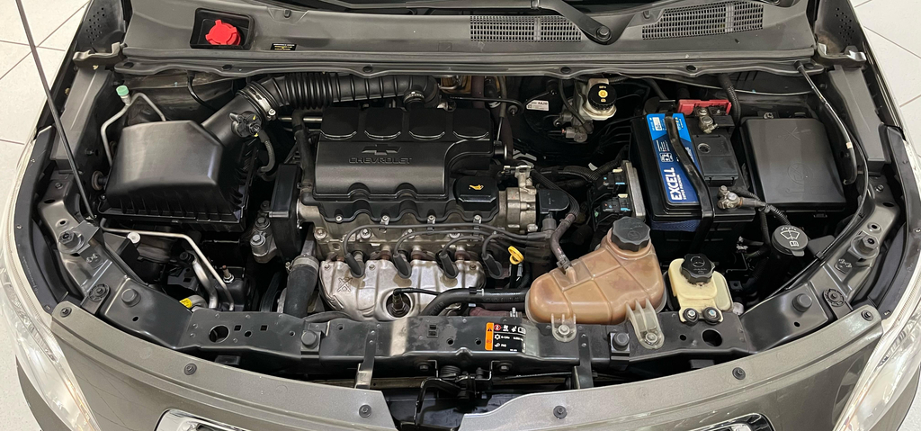 Chevrolet Cobalt Cinza