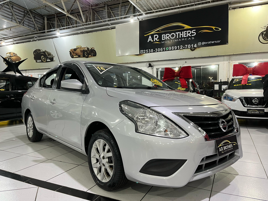 Nissan Versa Prata