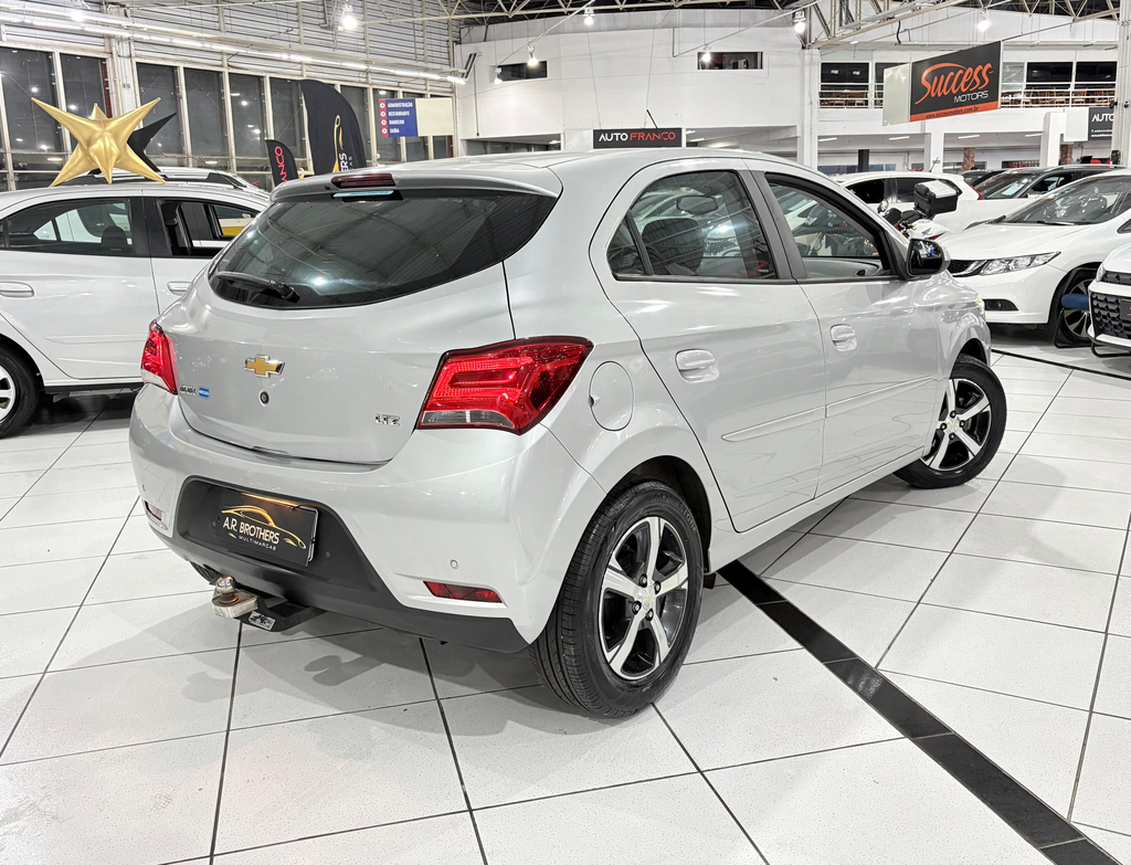 Chevrolet Onix Prata