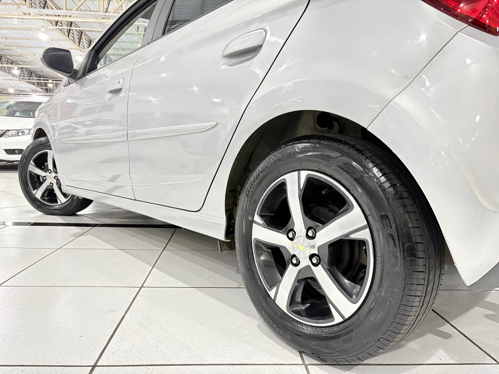 Chevrolet Onix Prata