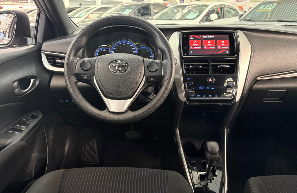 Toyota Yaris Hatch Cinza