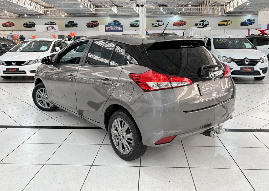 Toyota Yaris Hatch Cinza