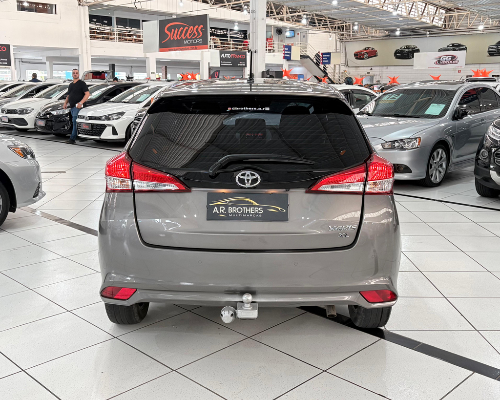 Toyota Yaris Hatch Cinza