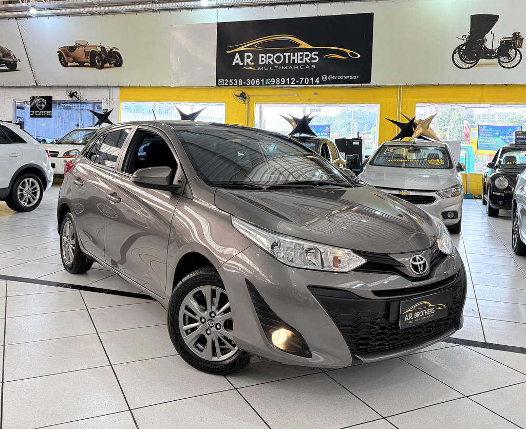 Toyota Yaris Hatch Cinza