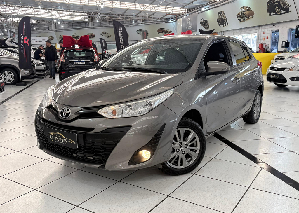 Toyota Yaris Hatch Cinza