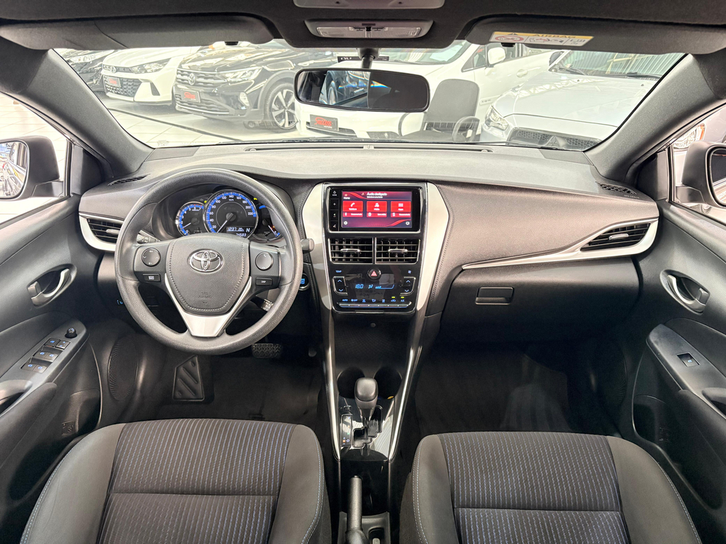 Toyota Yaris Hatch Cinza