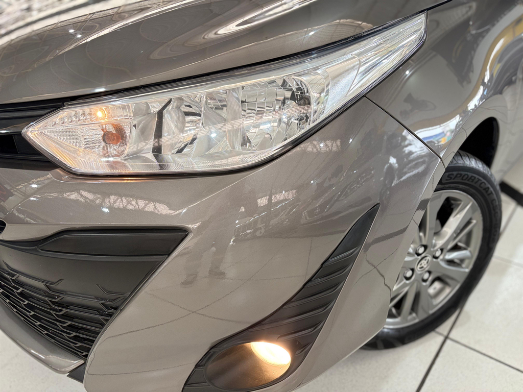 Toyota Yaris Hatch Cinza