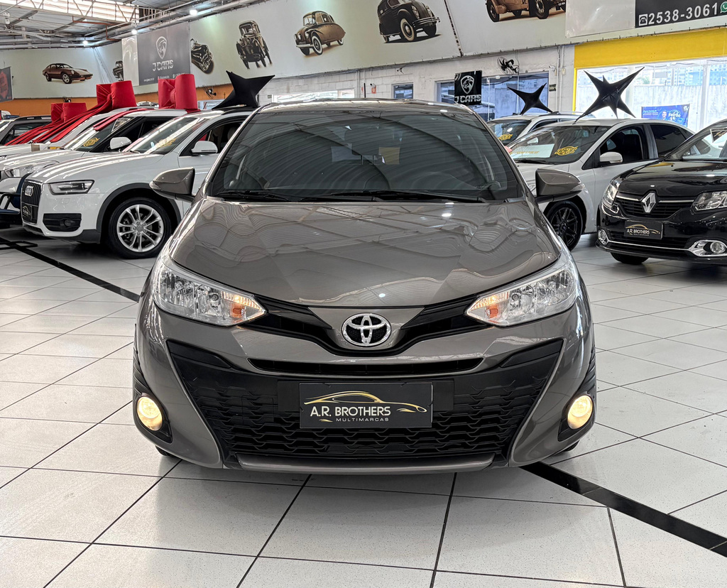 Toyota Yaris Hatch Cinza