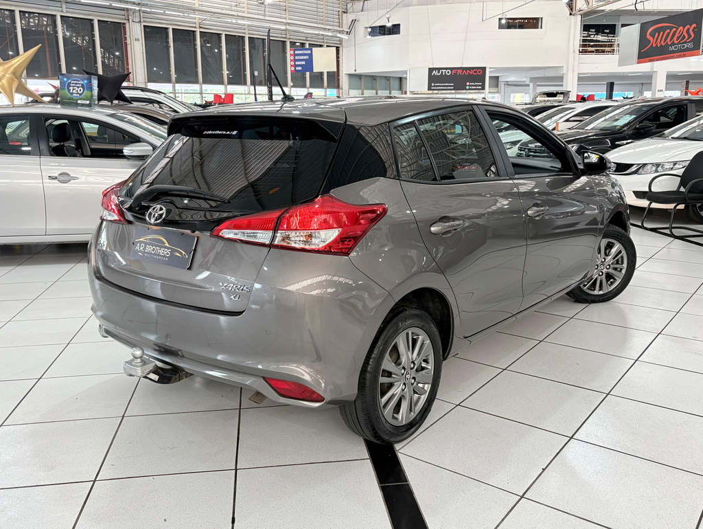 Toyota Yaris Hatch Cinza