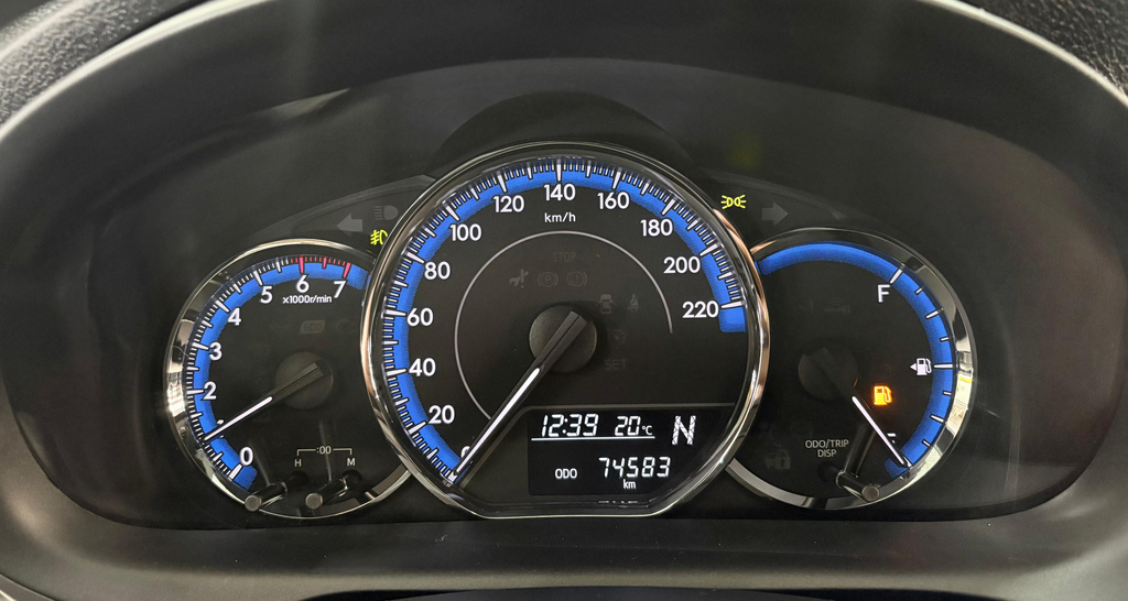 Toyota Yaris Hatch Cinza