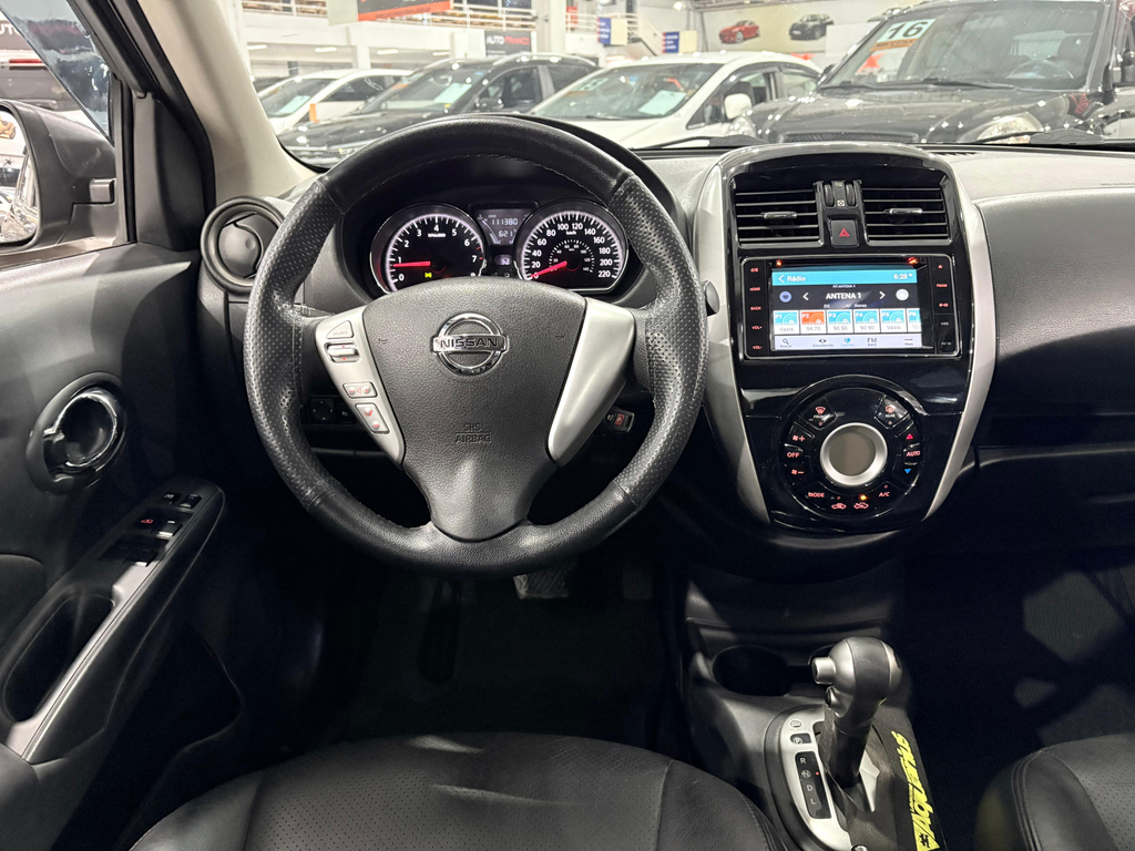 Nissan Versa Cinza