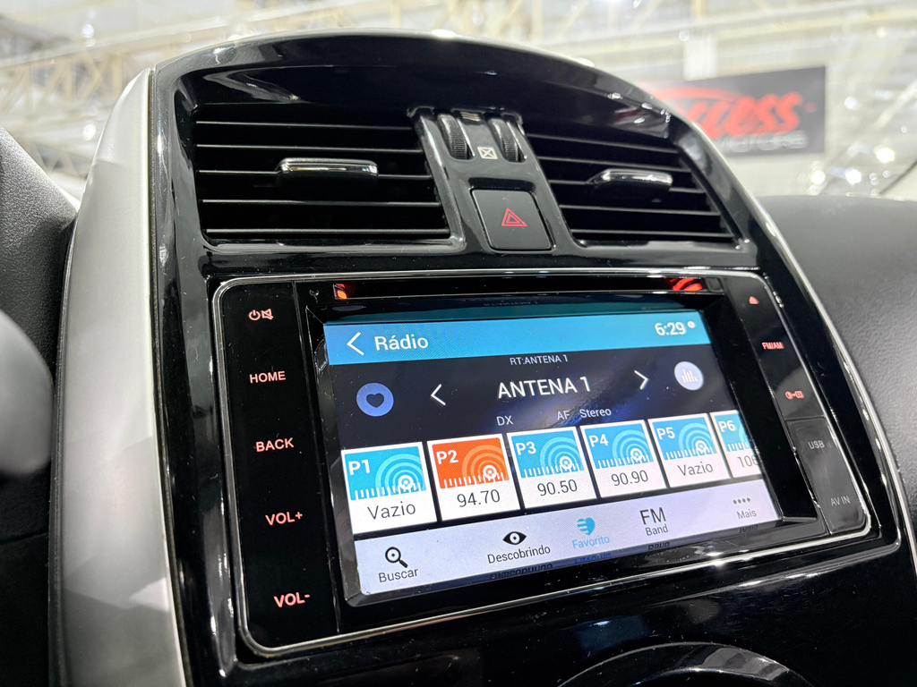 Nissan Versa Cinza