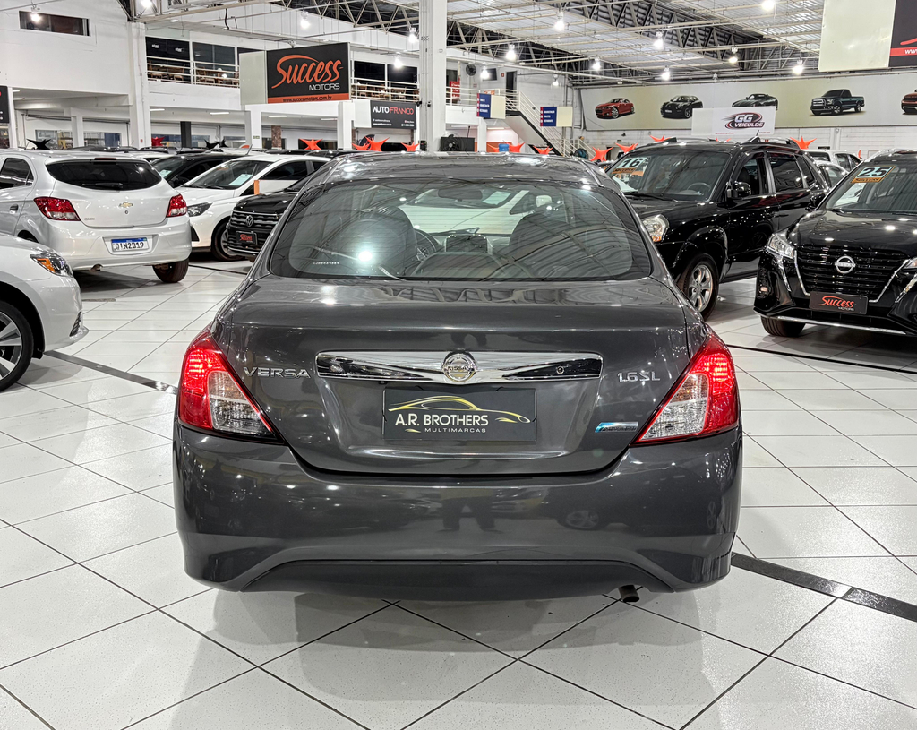 Nissan Versa Cinza