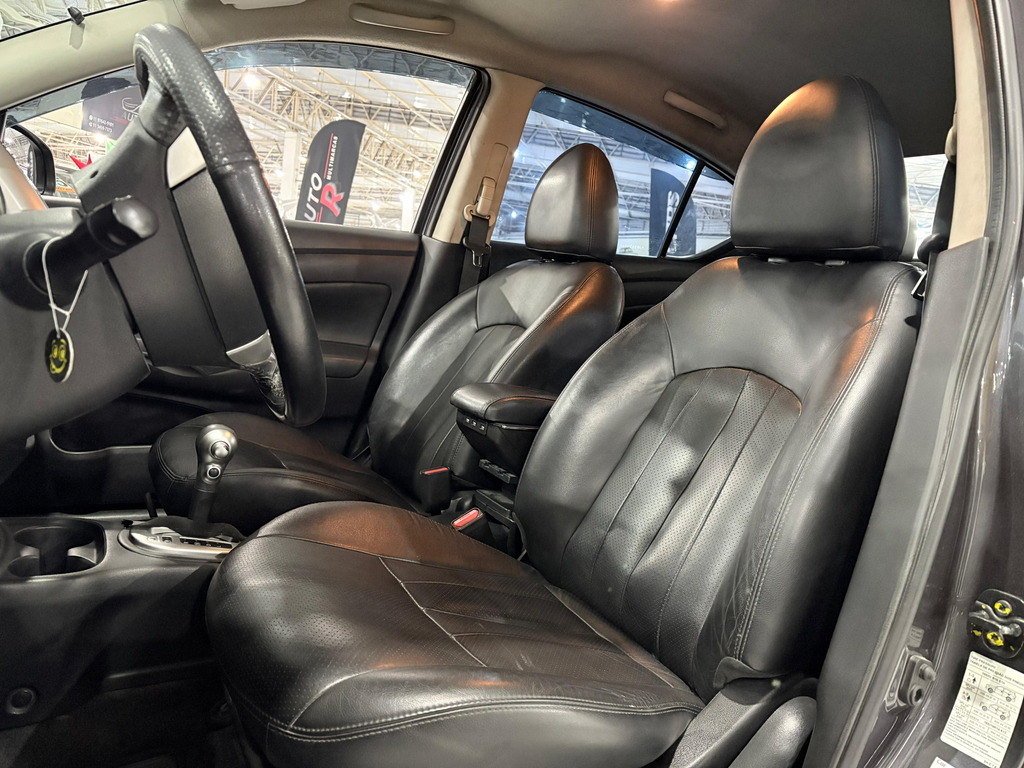 Nissan Versa Cinza