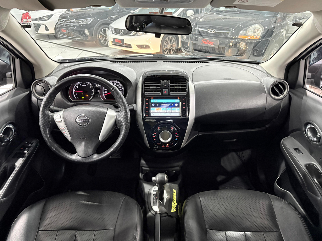 Nissan Versa Cinza