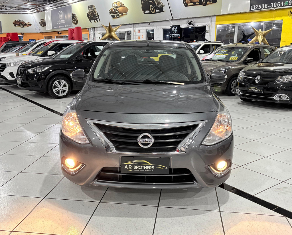Nissan Versa Cinza