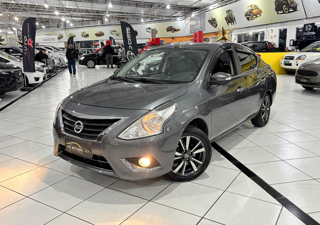 Nissan Versa Cinza