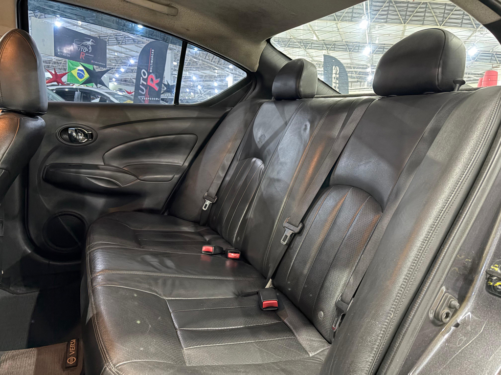 Nissan Versa Cinza