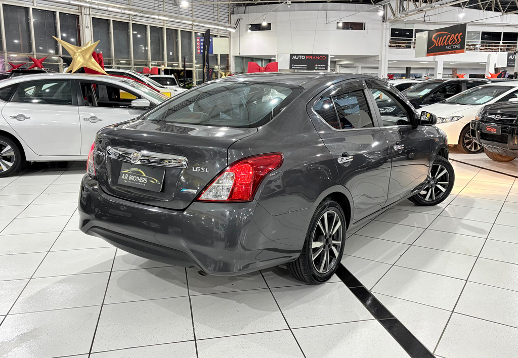 Nissan Versa Cinza