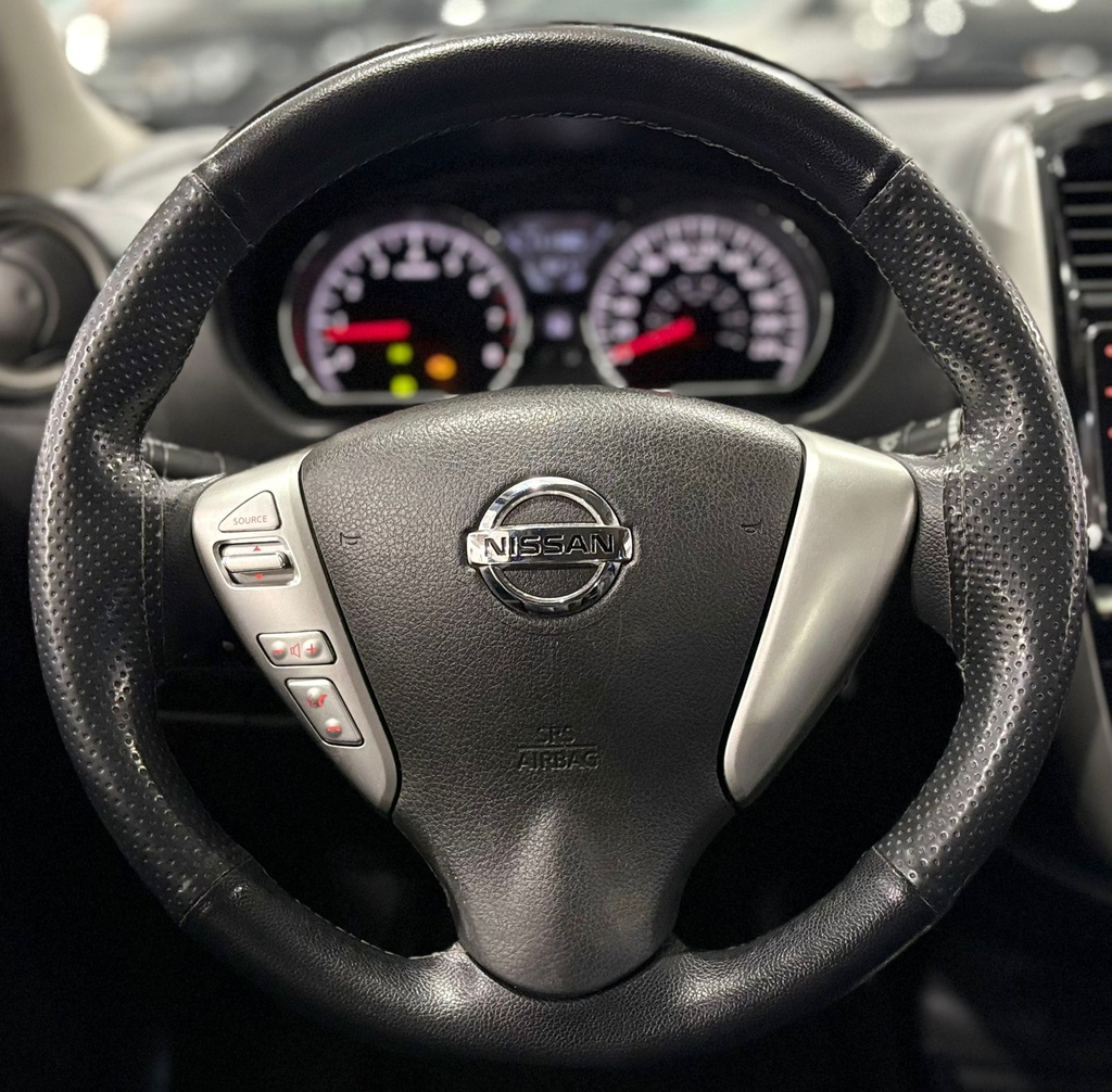 Nissan Versa Cinza