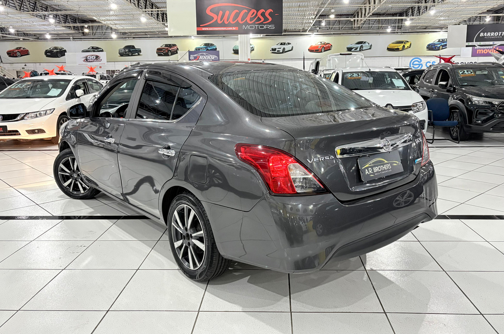 Nissan Versa Cinza