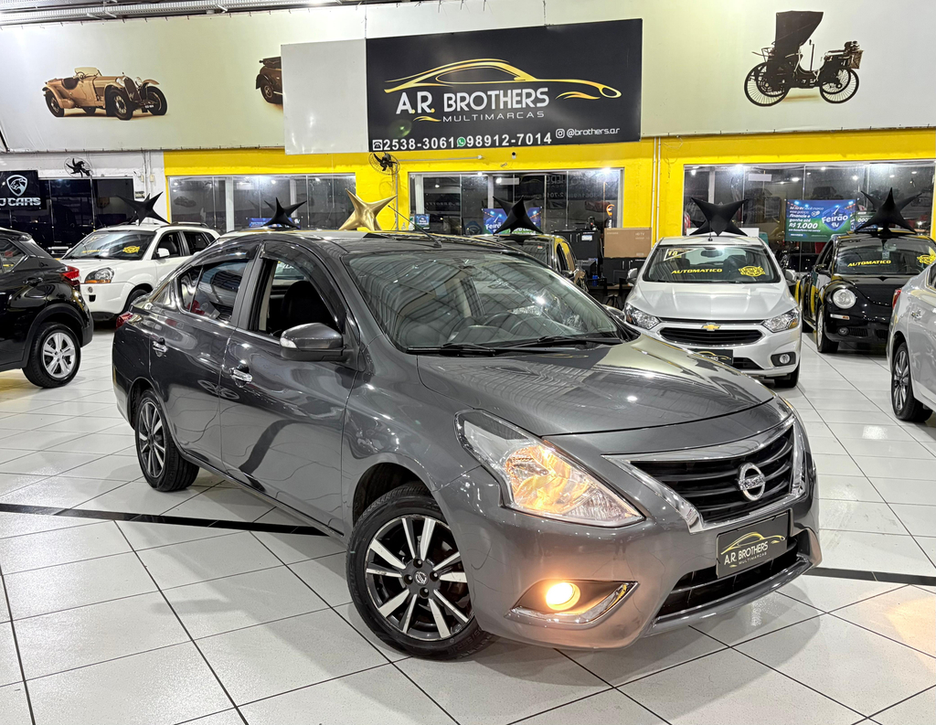 Nissan Versa Cinza