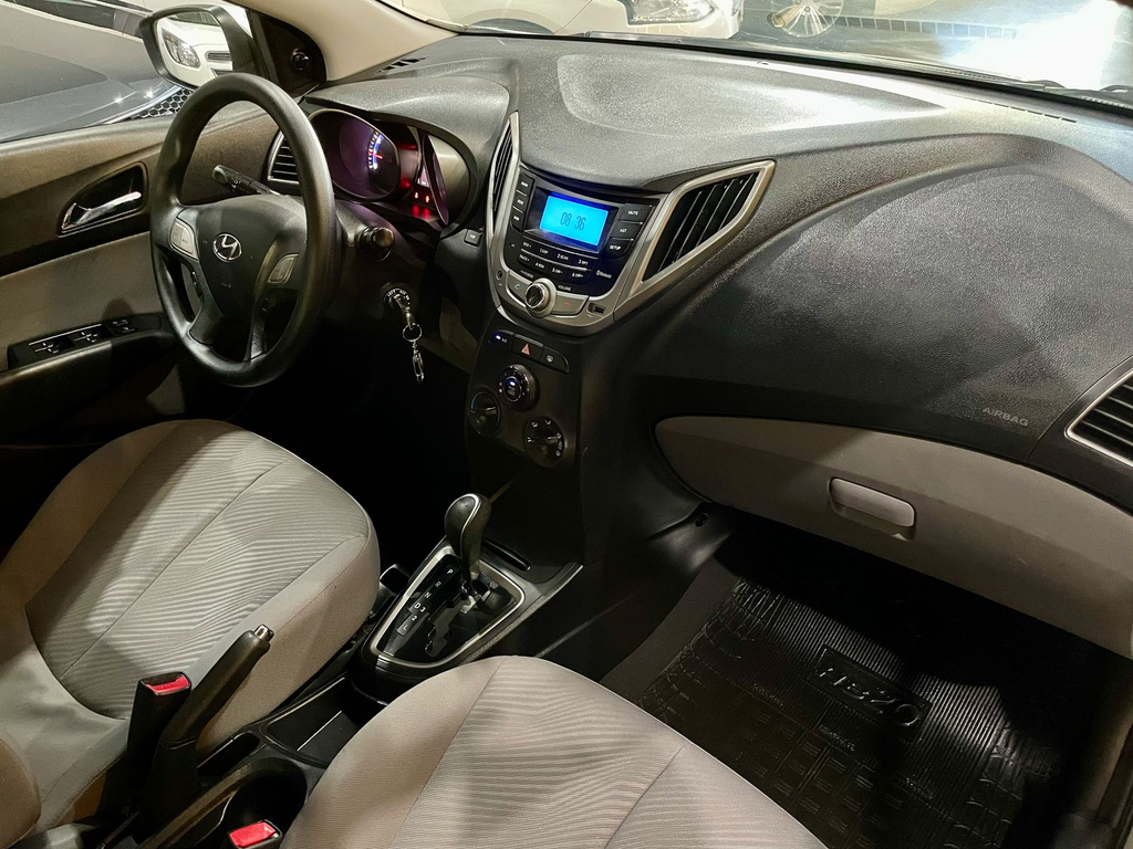 Hyundai HB20S Prata