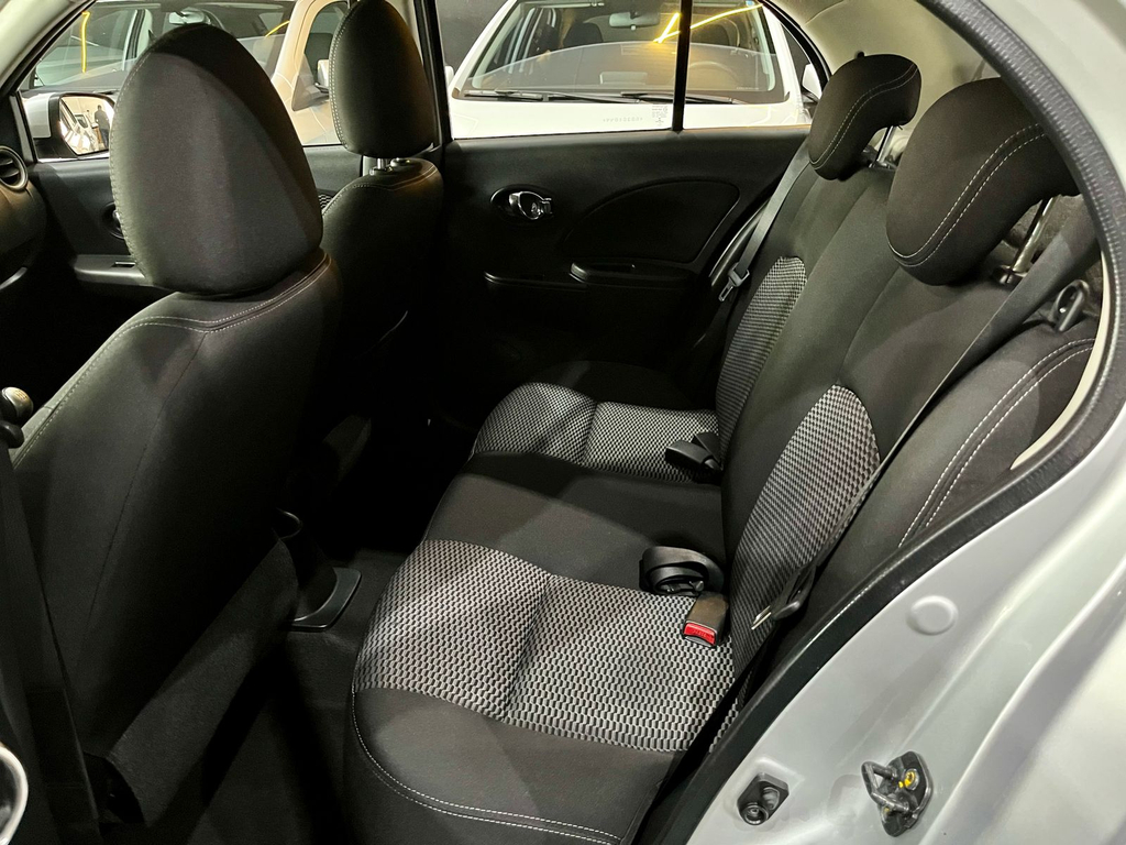 Nissan March Prata
