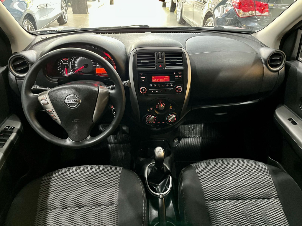 Nissan March Prata