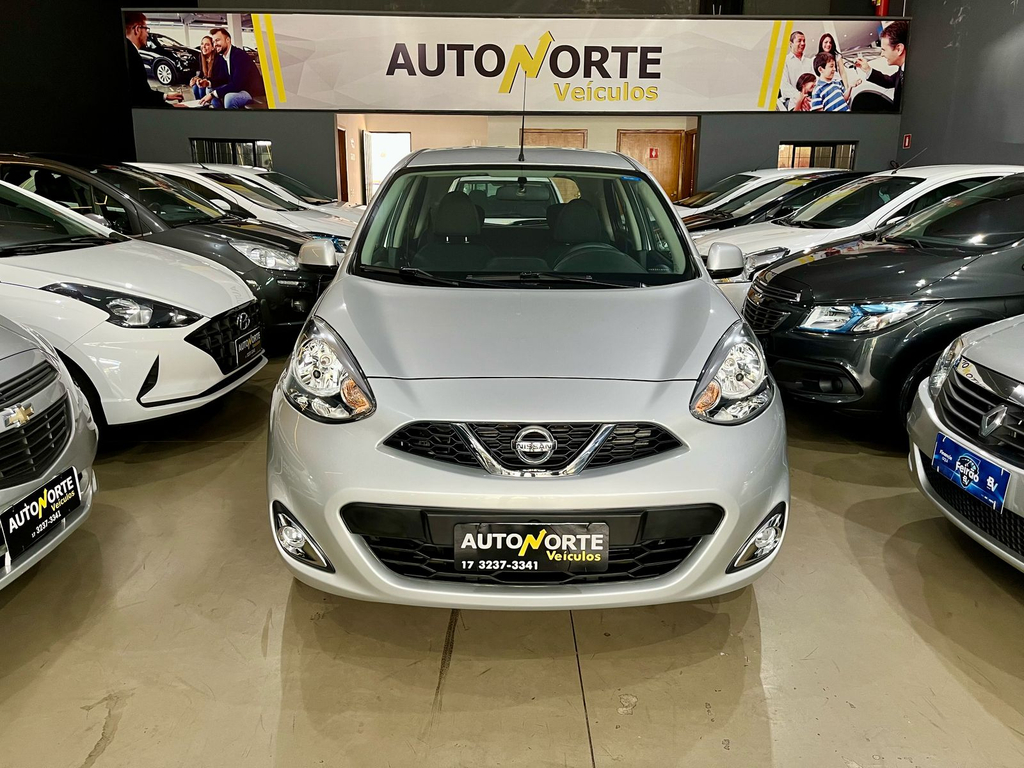 Nissan March Prata