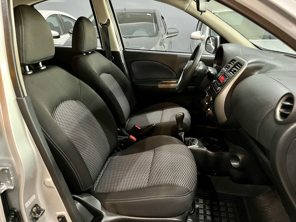 Nissan March Prata