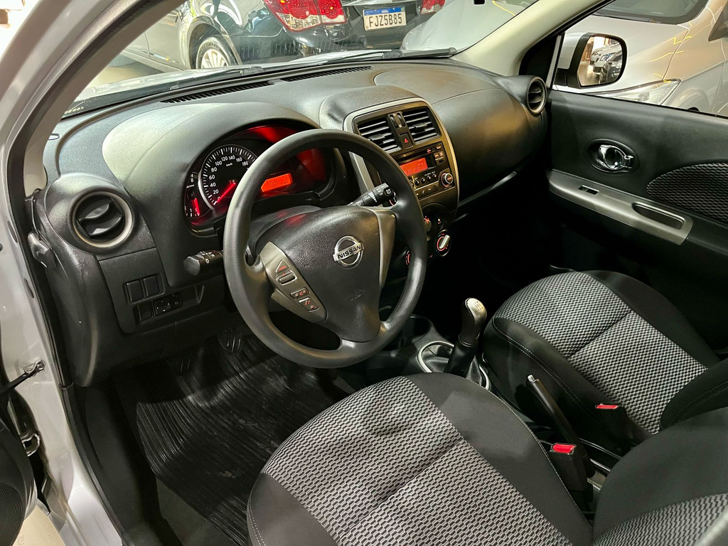 Nissan March Prata