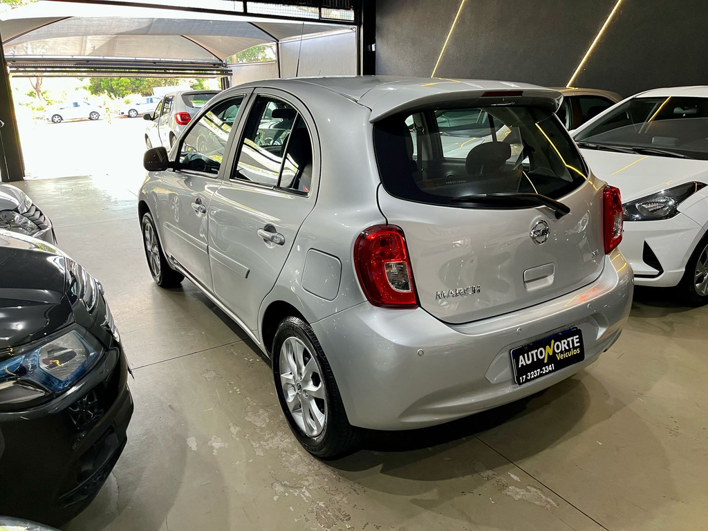 Nissan March Prata