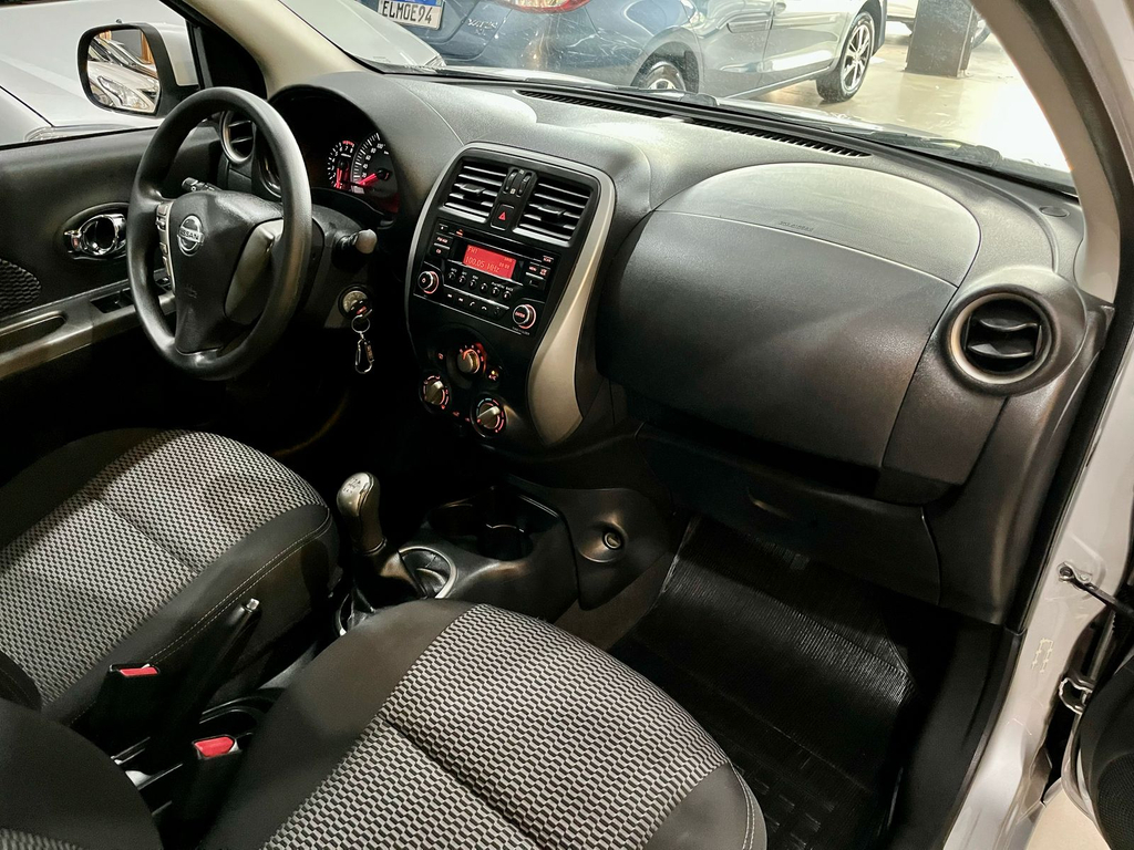 Nissan March Prata