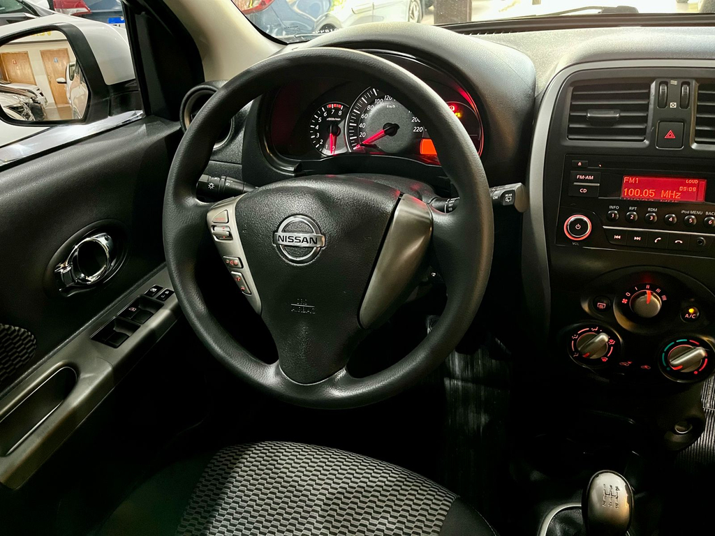 Nissan March Prata