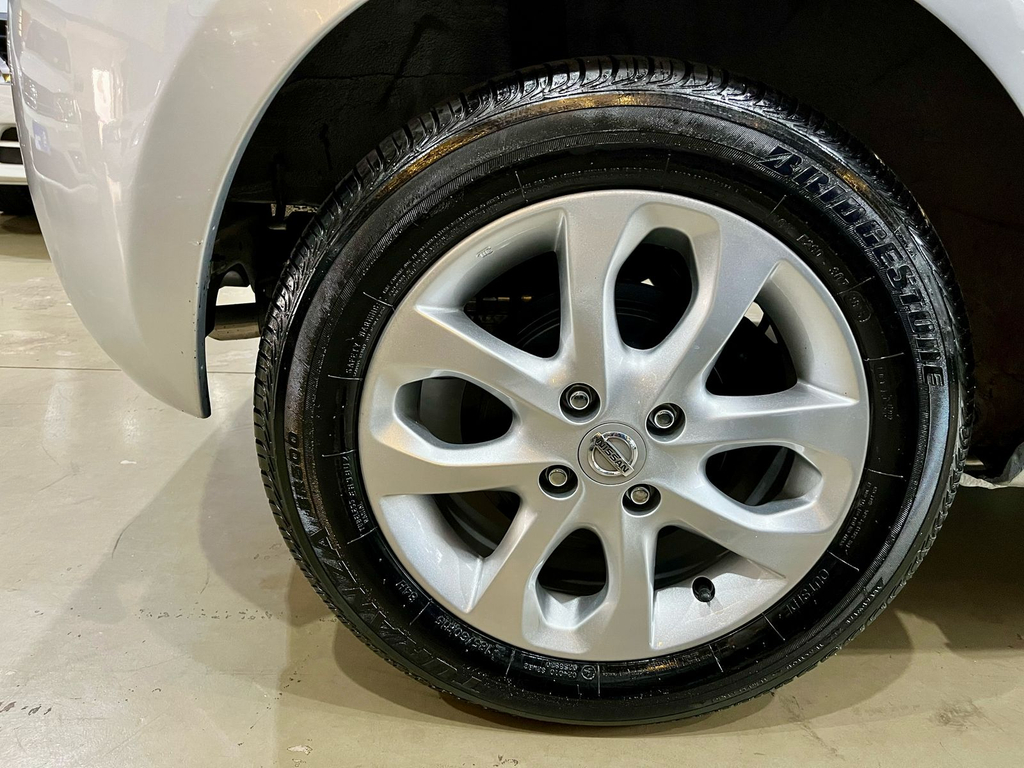 Nissan March Prata