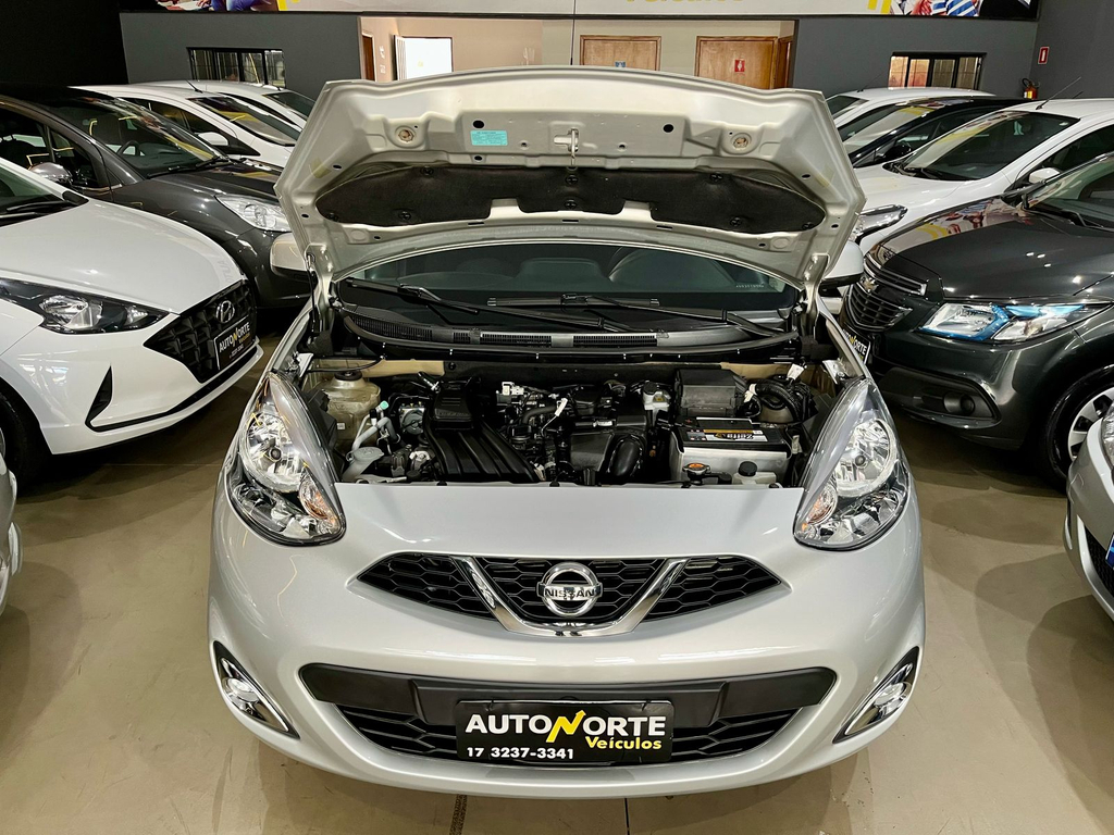 Nissan March Prata