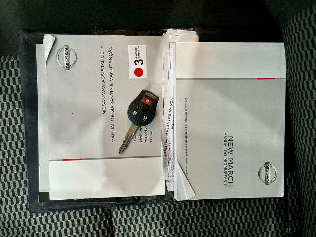 Nissan March Prata