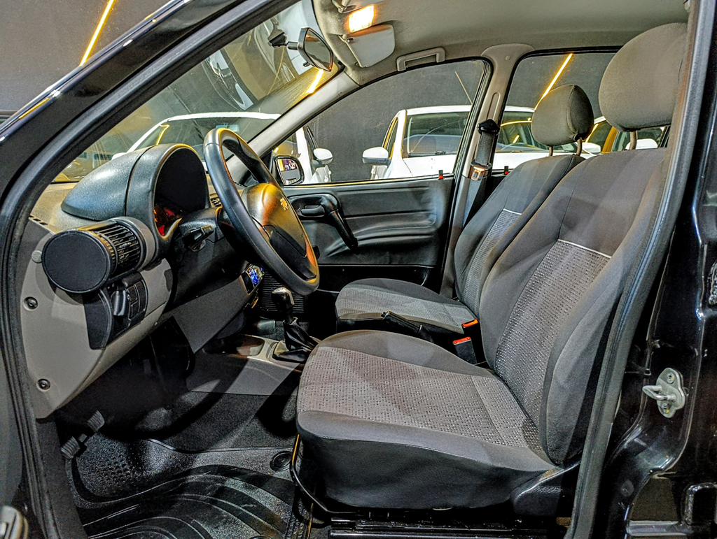 Chevrolet Classic Preto