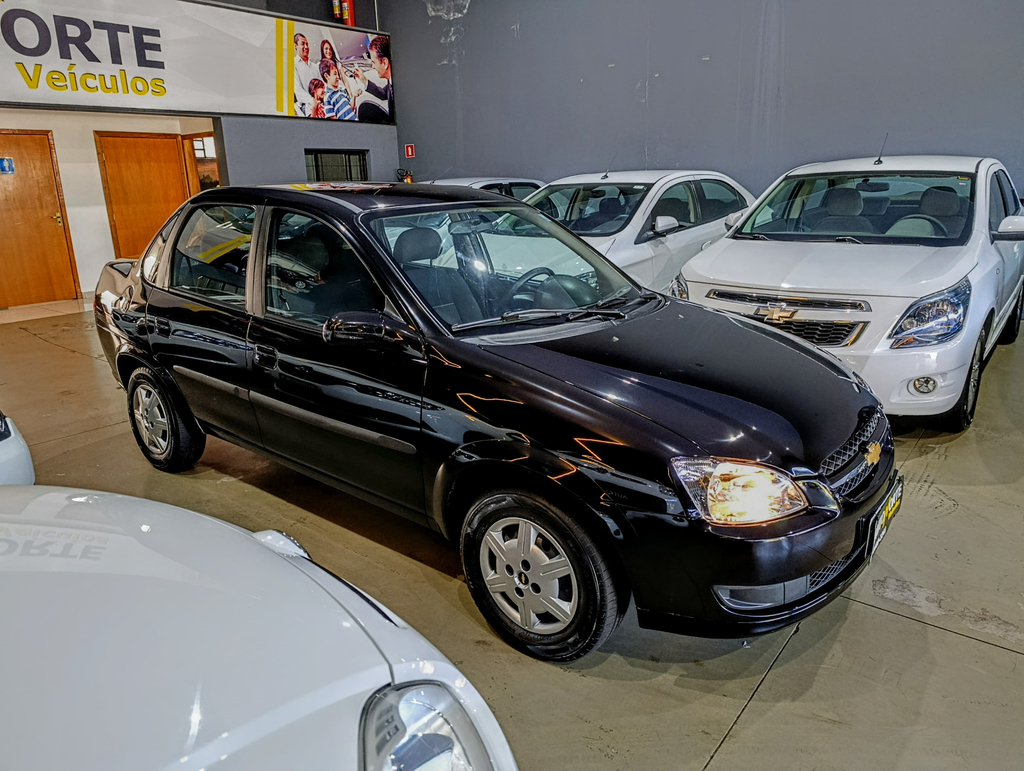 Chevrolet Classic Preto