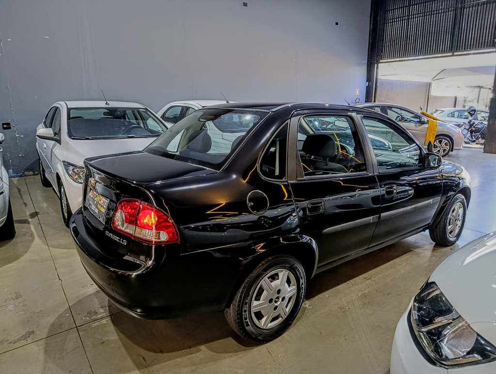Chevrolet Classic Preto