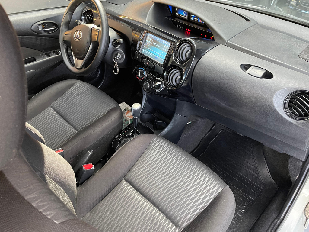 Toyota ETIOS X Branco