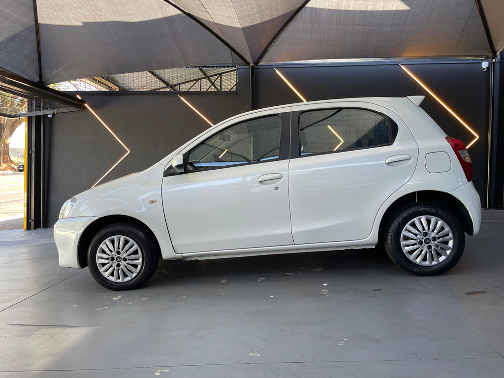 Toyota ETIOS X Branco