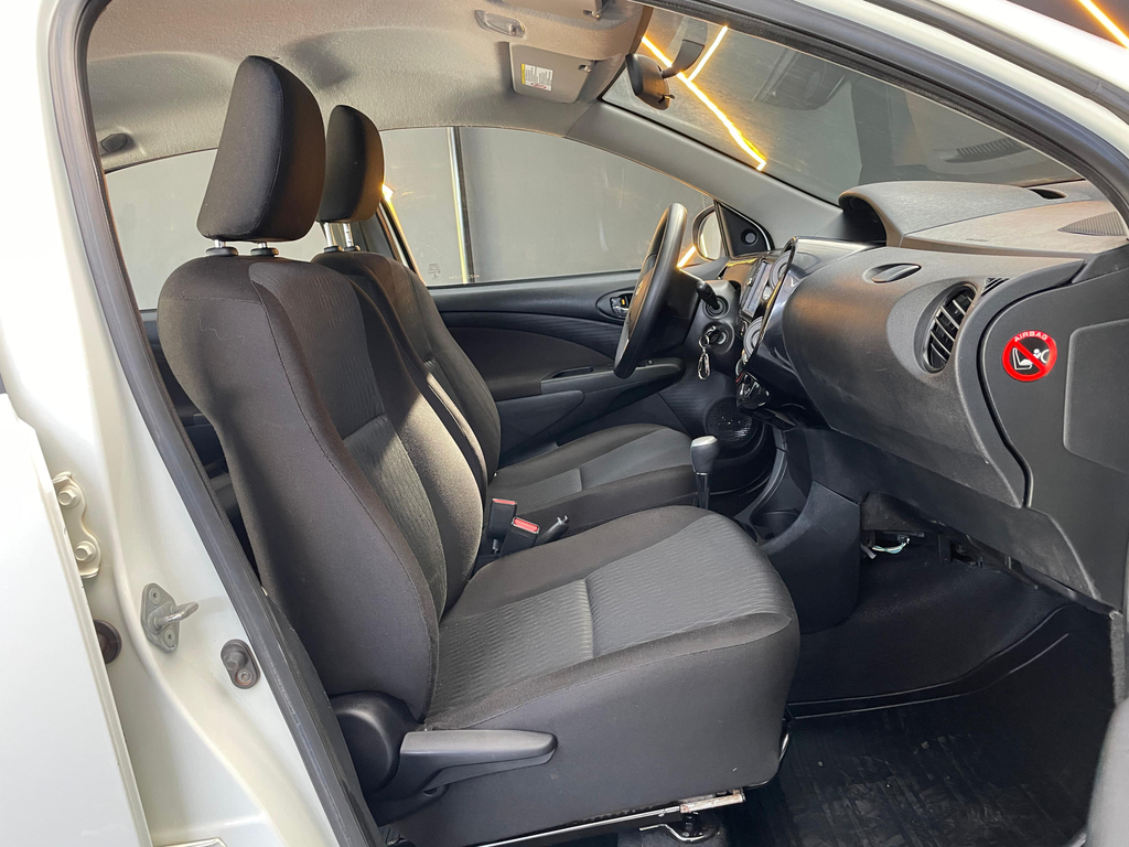 Toyota ETIOS X Branco