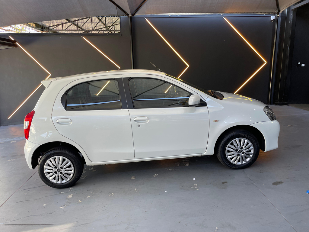 Toyota ETIOS X Branco