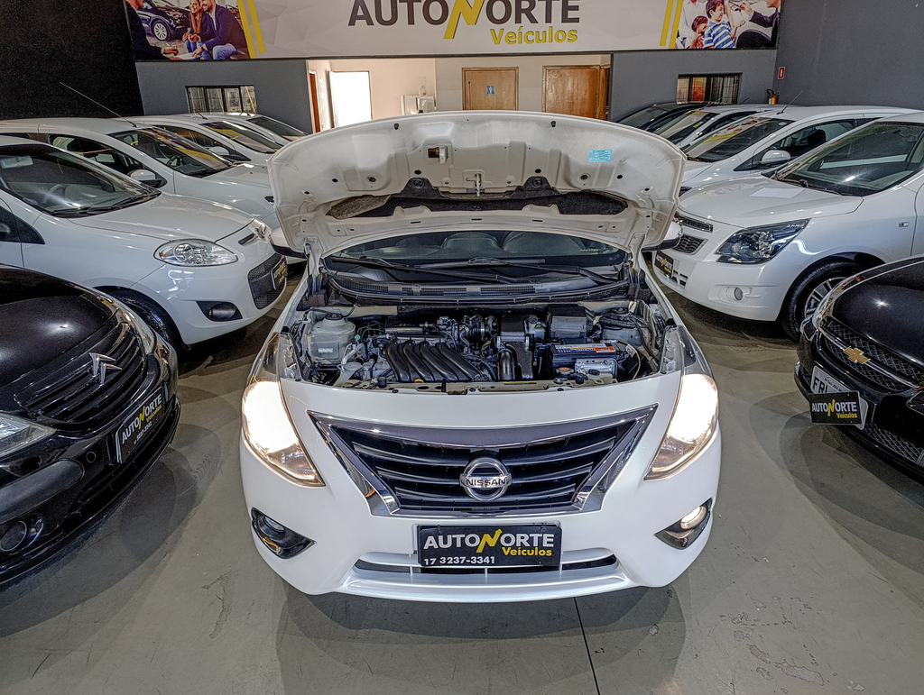 Nissan Versa Branco