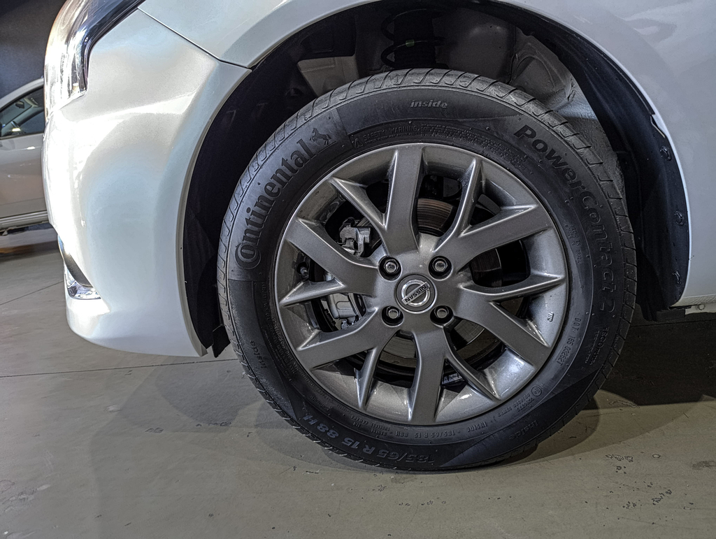 Nissan Versa Branco